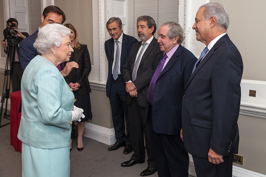 Η βασίλισσα Ελισάβετ συνομιλεί με τέσσερις άνδρες στο Chatham House