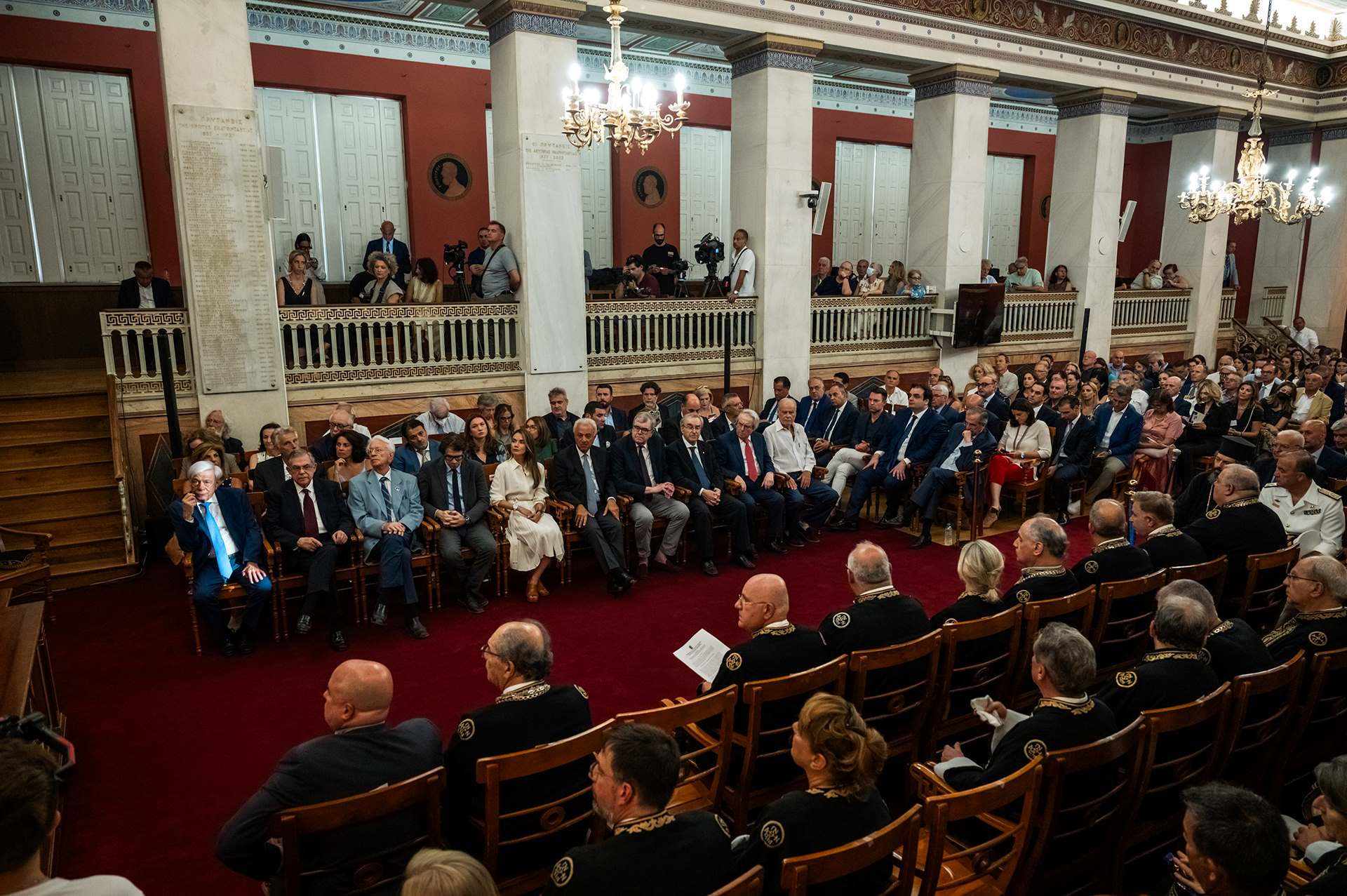 Φωτογραφία του κοινού, που κάθεται στις θέσεις του στη μεγαλοπρεπή Μεγάλη Αίθουσα του ΕΚΠΑ, κατά τη διάρκεια της τελετής