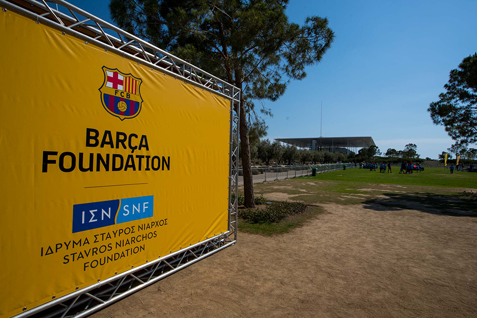 Ένα μεγάλο πανό με τα λογότυπα του Ιδρύματος Μπάρκα και του Ιδρύματος Σταύρος Νιάρχος έξω από το Κέντρο Πολιτισμού Ίδρυμα Σταύρος Νιάρχος
