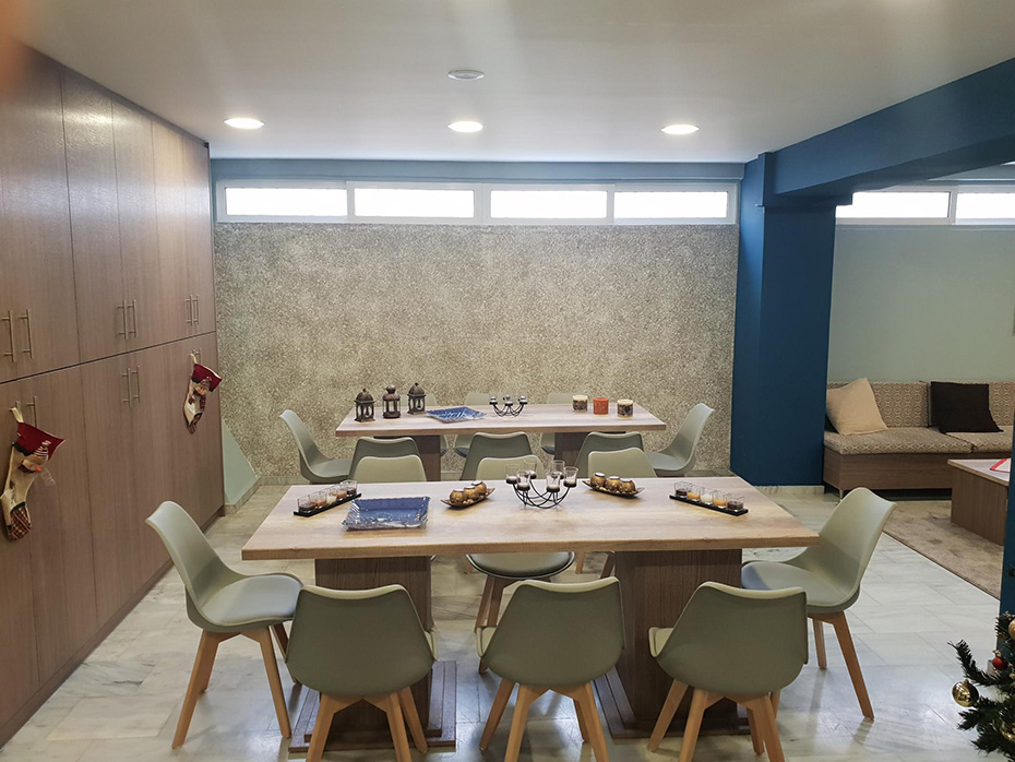 Μια φωτογραφία από το εσωτερικό της Νέας Αίθουσας, η οποία διαθέτει δύο τραπέζια