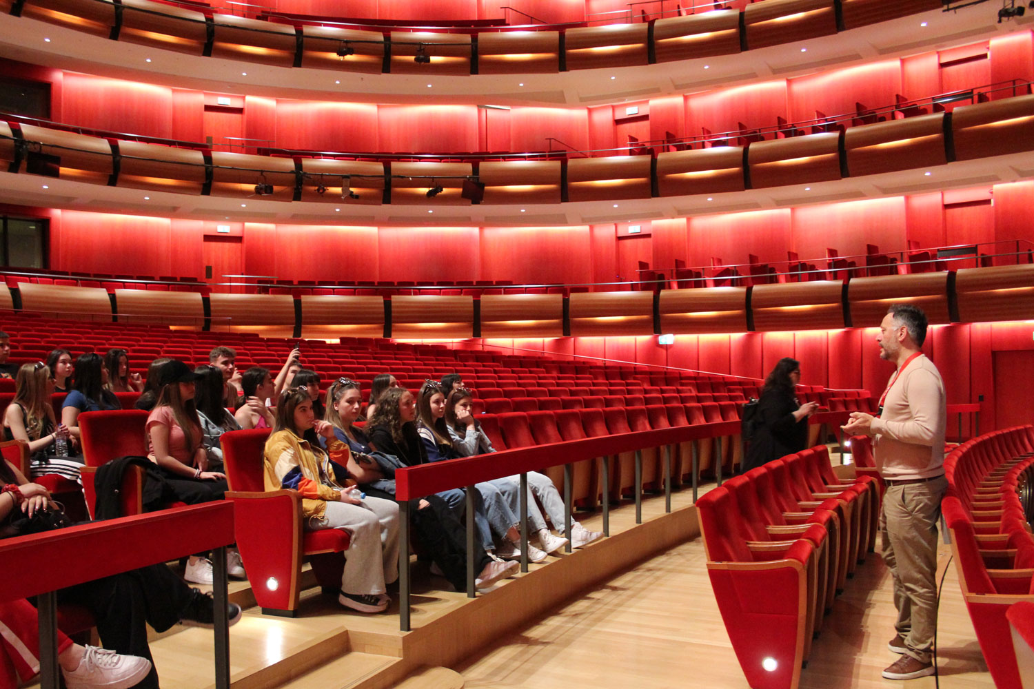 Μια ομάδα μαθητών κάθονται μέσα στην Εθνική Λυρική Σκηνή