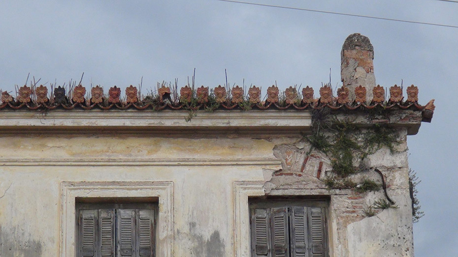 Κοντινή άποψη μιας γωνίας της στέγης ενός κτιρίου που αποσυντίθεται