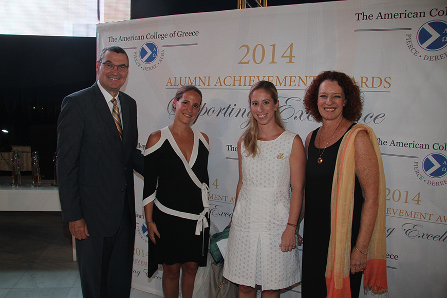 Μέλη του Ιδρύματος Σταύρος Νιάρχος και του Αμερικανικού Κολλεγίου Ελλάδος χαμογελούν για μια φωτογραφία κατά τη διάρκεια των Alumni Achievements Awards