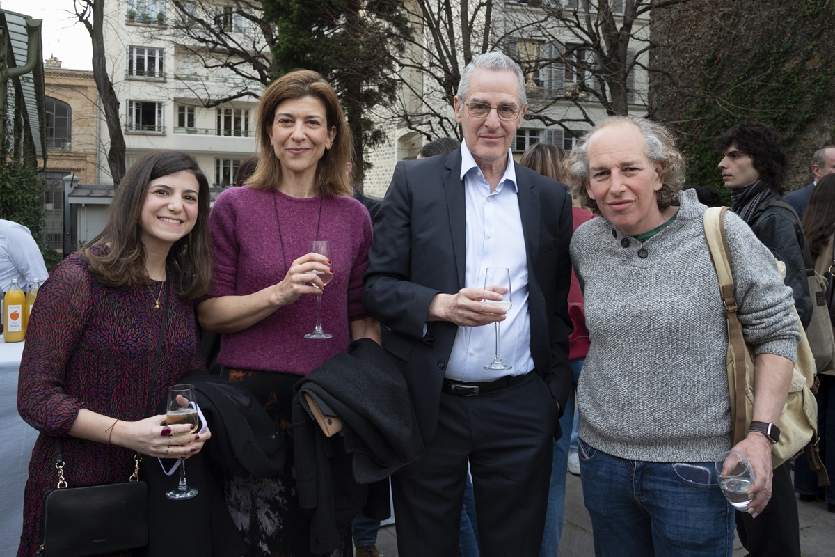 Μια ομάδα ανθρώπων που χαμογελούν και ποζάρουν για μια φωτογραφία σε μια υπαίθρια εκδήλωση.