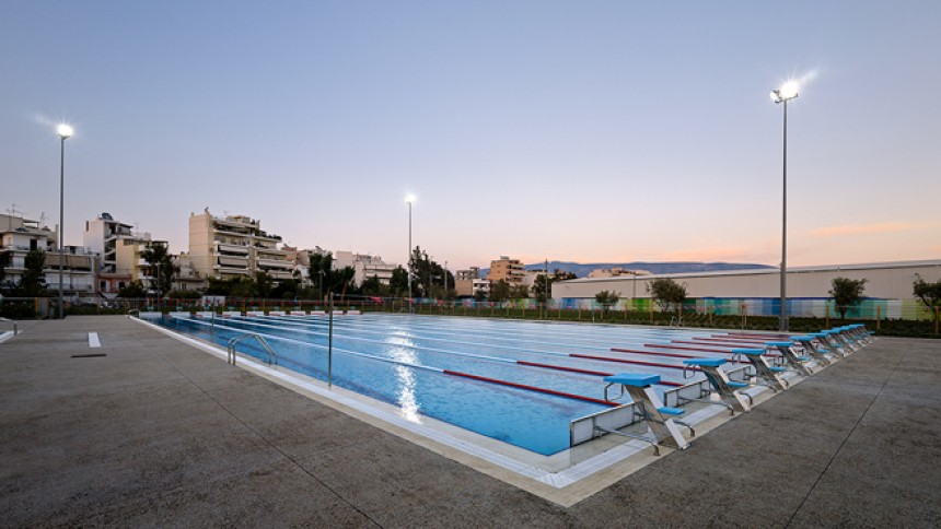 Φωτογραφία που δείχνει μια εξωτερική προπονητική πισίνα