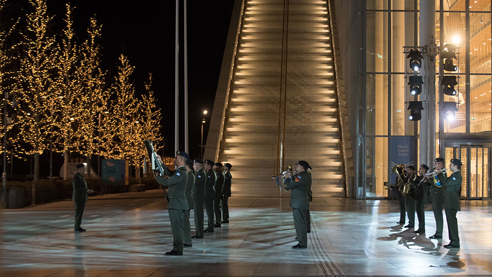Μια μπάντα στρατού παίζει έξω από το Κέντρο Πολιτισμού Ιδρύματος Σταύρος Νιάρχος