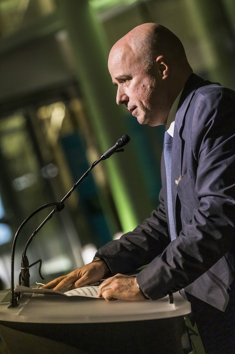 Κοντινή φωτογραφία του Αντρέα Δρακόπουλου, Πρόεδρο του Ιδρύματος Σταύρος Νιάρχος να μιλάει στο βήμα