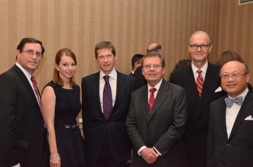 Πέντε άντρες και μια γυναίκα στέκονται όρθιοι για μια αναμνηστική φωτογραφία