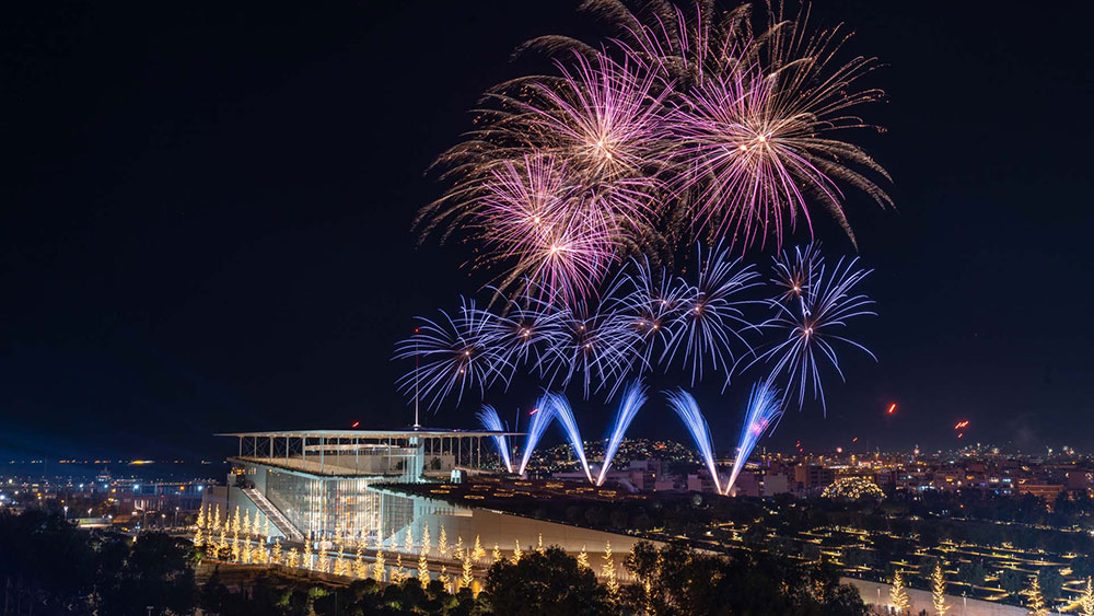 Πολλά πυροτεχνήματα φωτίζουν τον ουρανό πάνω από το Κέντρο Πολιτισμού Ίδρυμα Σταύρος Νιάρχος