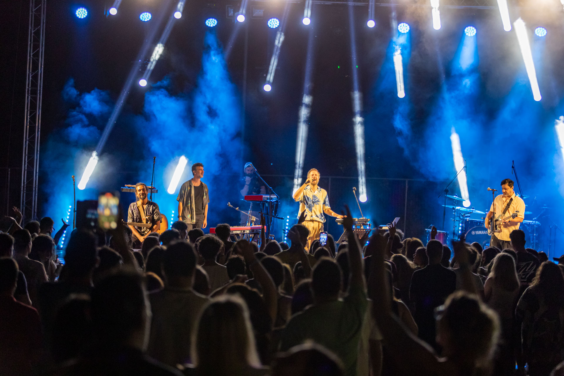 Πλήθος ανθρώπων διασκεδάζει σε συναυλία 