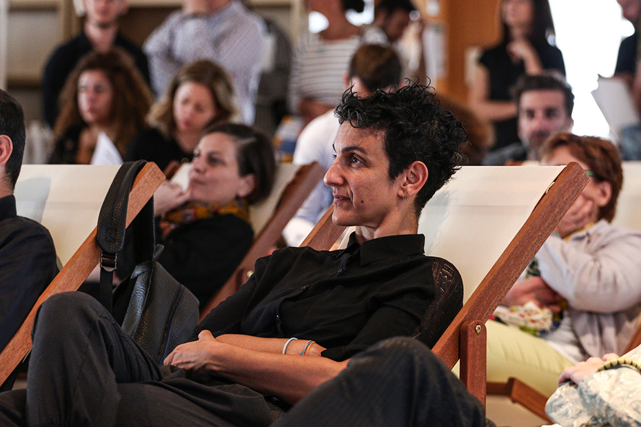 Κοντινό πλάνο ενός μέλους του κοινού που κάθεται σε μια χαμηλή καρέκλα