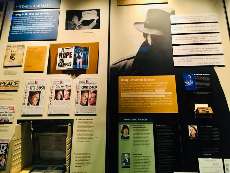 Ένας τοίχος διακοσμιμένος από αποκόματα εφημερίδων και σχολίων διάσημων προσωπικοτήτων