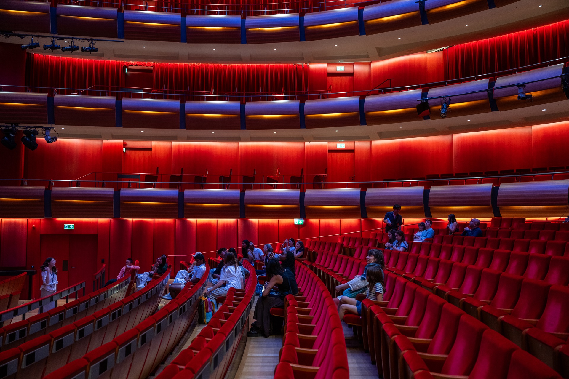 Το εσωτερικό και τα κόκκινα καθίσματα της αίθουσας Σταύρος Νιάρχος της Εθνικής Λυρικής Σκηνής.