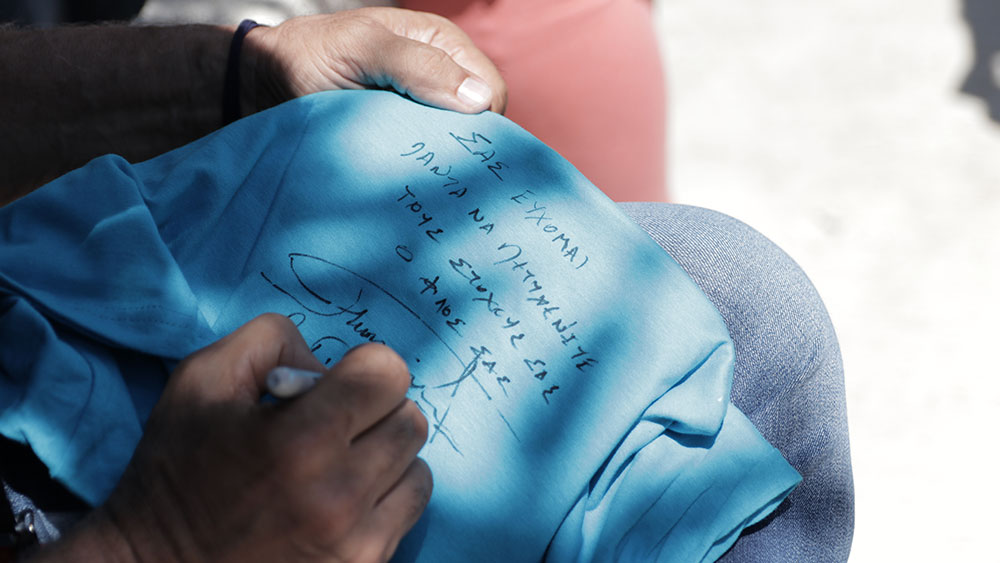 Ένας άντρας γράφει σε μια μπλούζα 