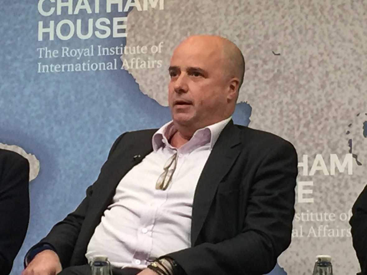 Ο Ανδρέας Δρακόπουλος, πρόεδρος του Ιδρύματος Σταύρος Νιάρχος, κάθεται στη σκηνή του Chatham House