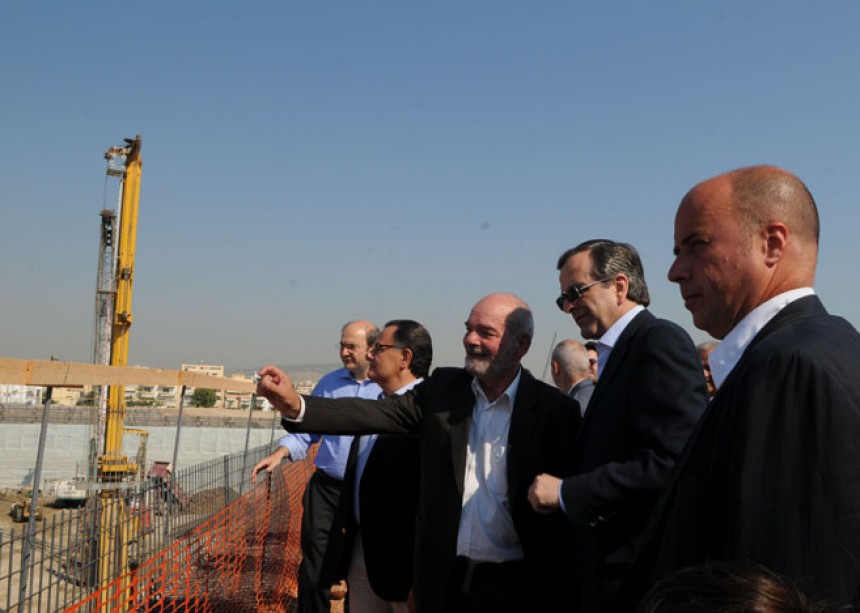 Ο Ανδρέας Δρακόπουλος, πρόεδρος του Ιδρύματος Σταύρος Νιάρχος, και ο Αντώνης Σαμαράς, πρωθυπουργός της Ελληνικής Δημοκρατίας, βλέπουν την θέα του εργοταξίου του Κέντρου Πολιτισμού του Ιδρύματος Σταύρος Νιάρχος με μια ομάδα ανθρώπων