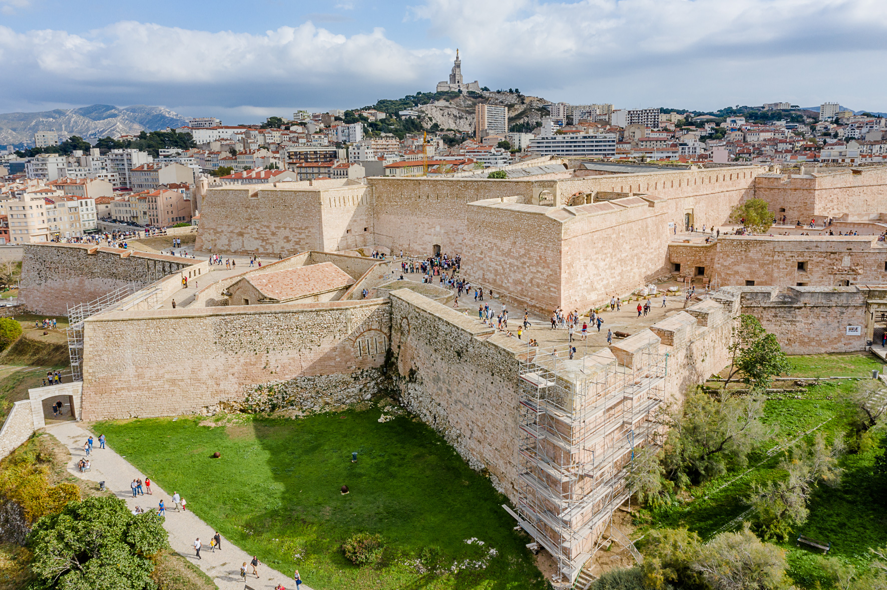 Το Fort d’Entrecasteaux ένας ιστορικός χώρος στη Μασσαλία από το πλάι