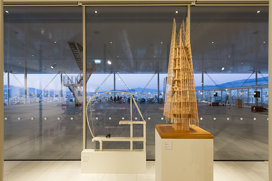 Φωτογραφία που δείχνει δύο μακέτες στη μορφή εκθεμάτων 