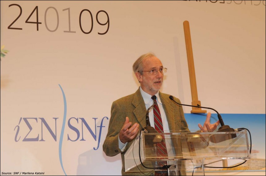 Κοντινή φωτογραφία ενός άντρα ο οποίος μιλάει στο βήμα