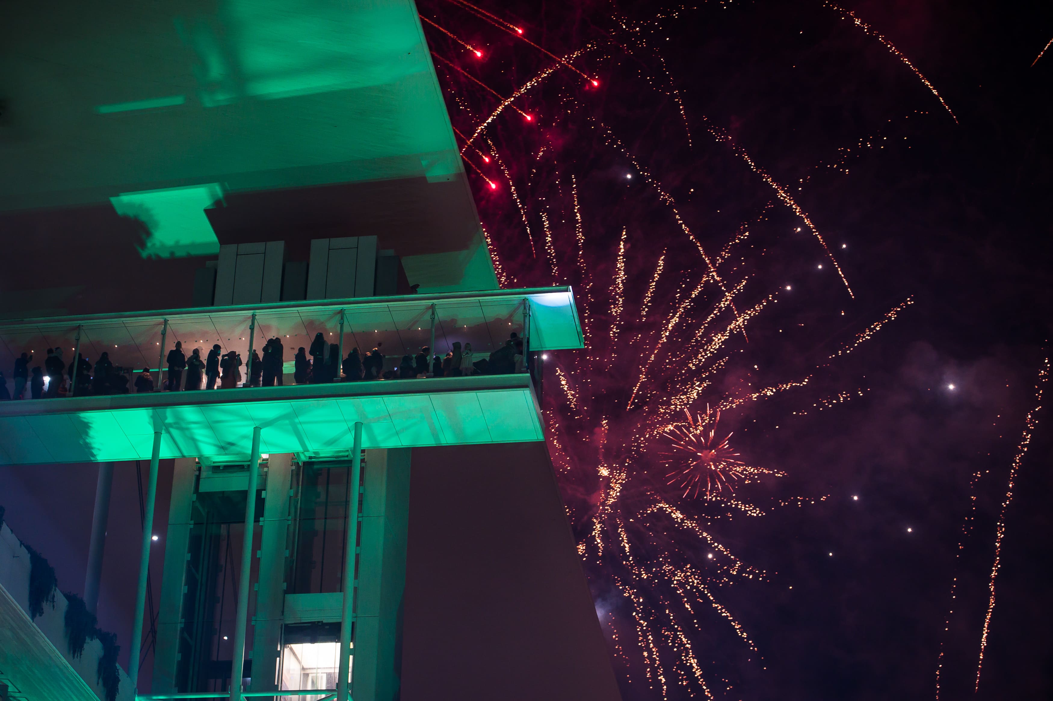 Ο φωτισμένος φάρος του ΚΠΙΣΝ, μπροστά από πυροτεχνήματα.