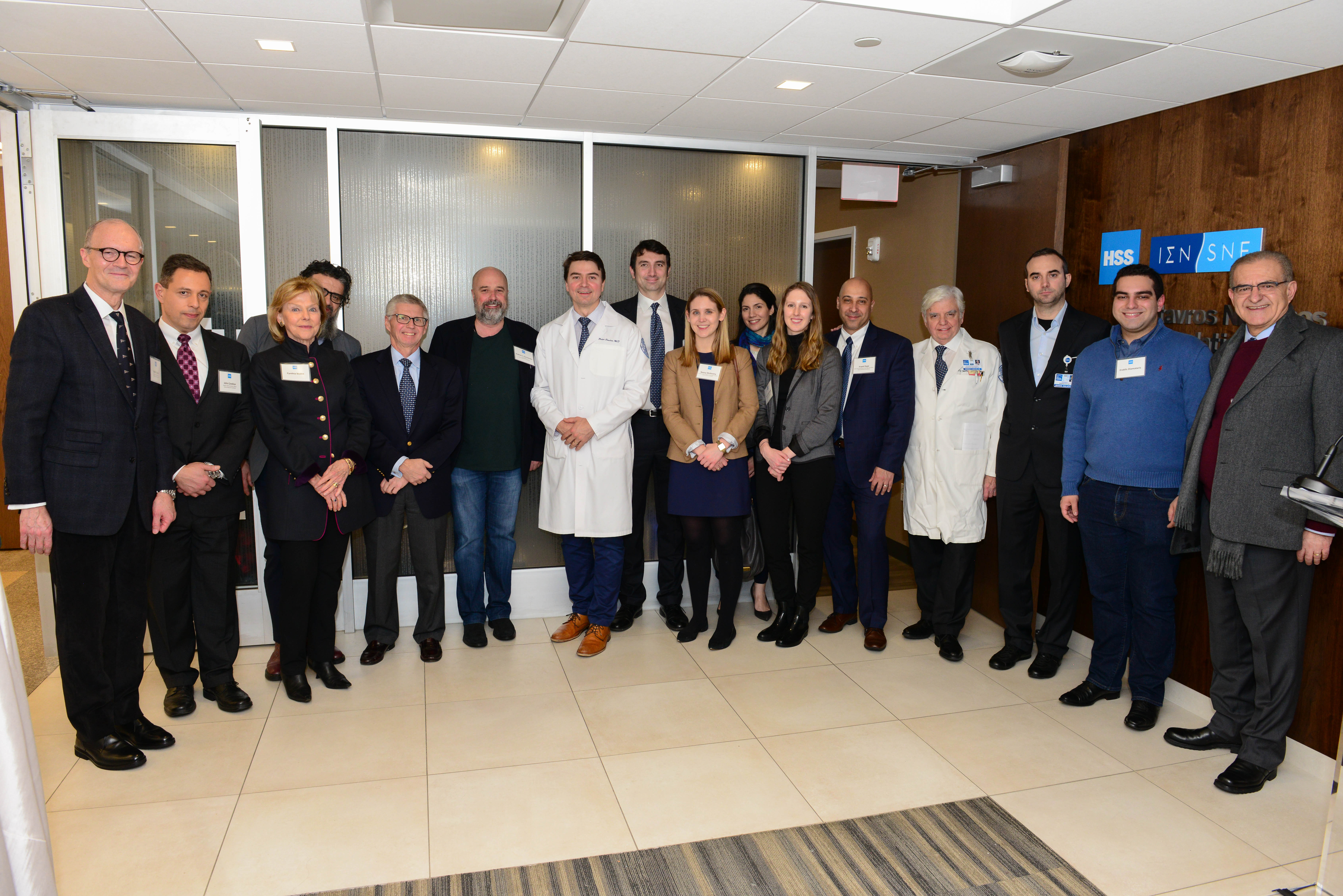 Μέλη του Ιδρύματος Σταύρος Νιάρχος και του Νοσοκομείου Ειδικής Χειρουργικής φωτογραφίζονται μαζί