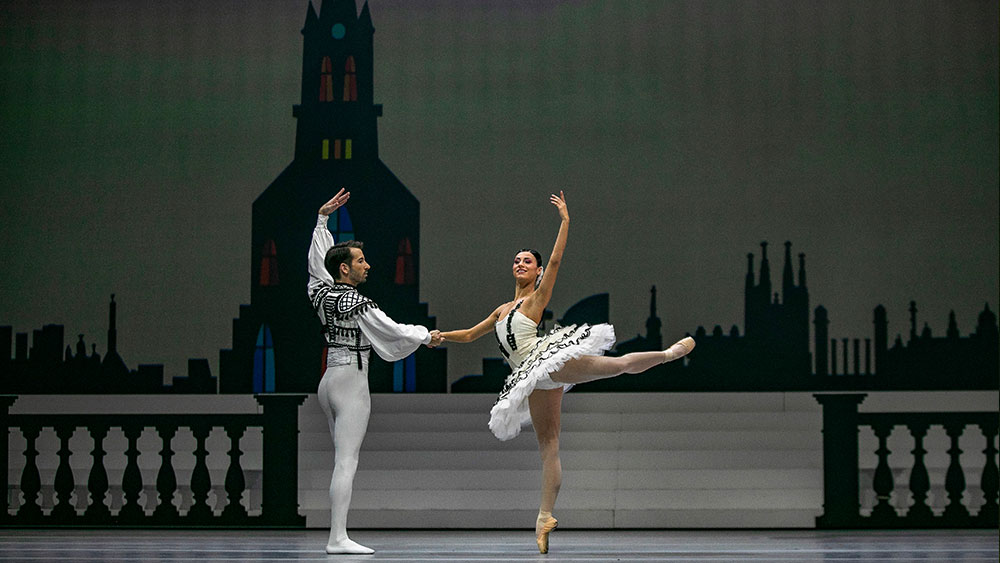 Ένας άνδρας και μια γυναίκα χορεύουν μπαλέτο στο πλαίσιο της παραγωγής του Δον Κιχώτη