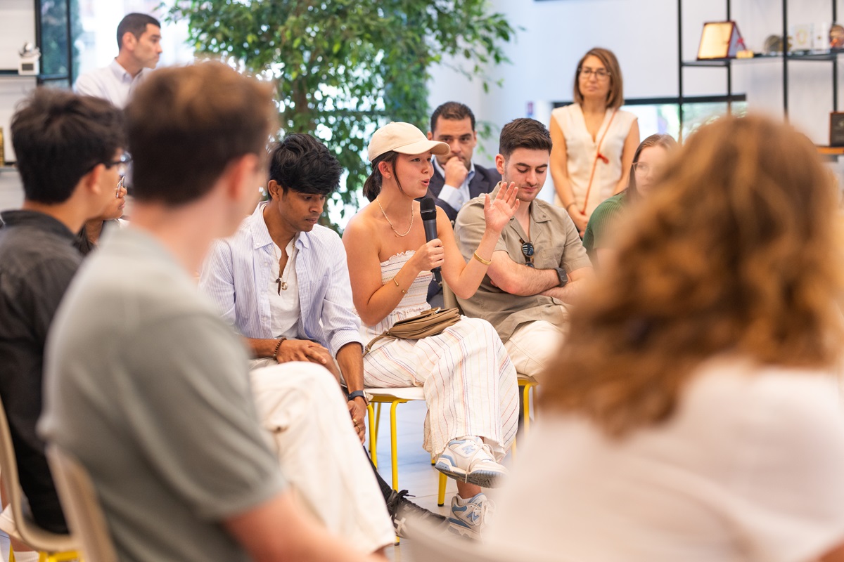 Ένα κορίτσι κρατά το μικρόφωνο και μιλά στη συζήτηση έγινε στο ΙΣΝ.