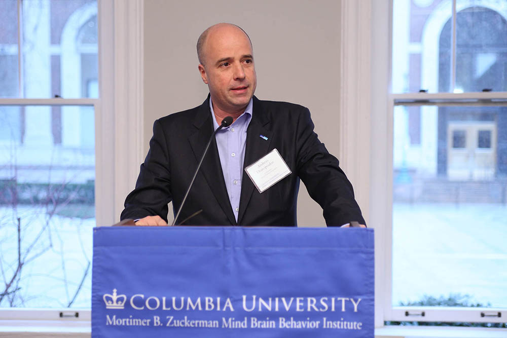 Ο Ανδρέας Δρακόπουλος εκφωνεί ομιλία στο βήμα του Πανεπιστημίου Κολούμπια