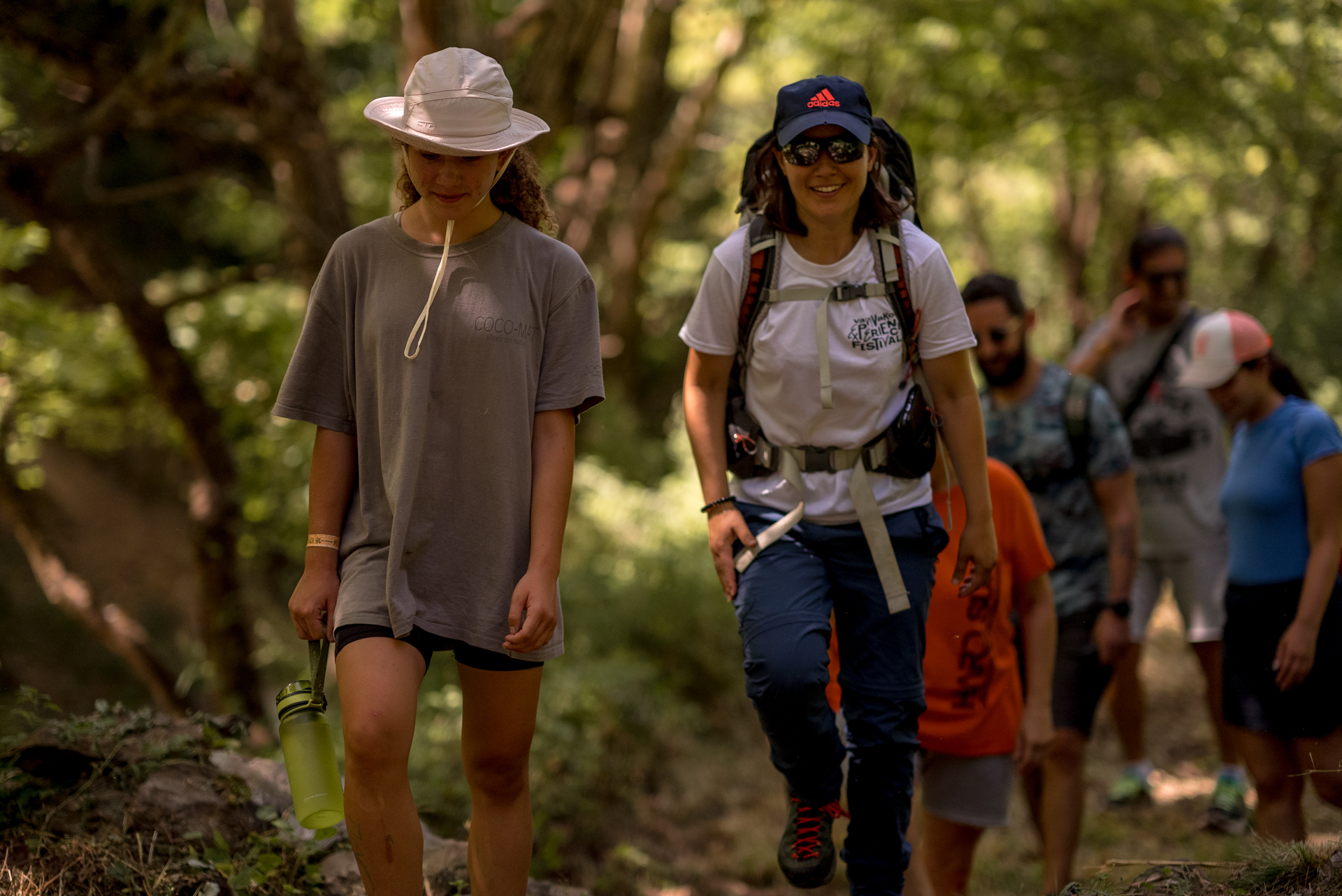 Δύο νεαρές κοπέλες κάνουν πεζοπορία στο δάσος 