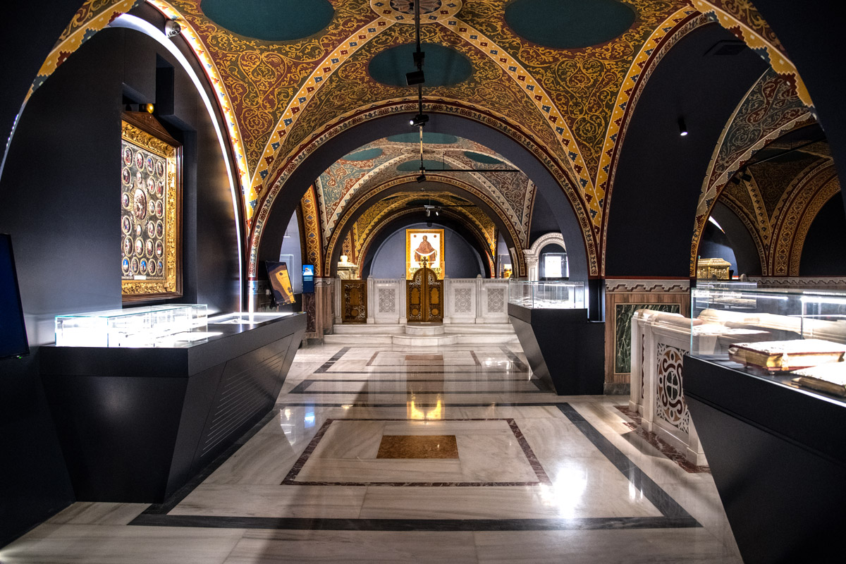 Διάφορα κειμήλια που εκτίθονται σε γυαλί στον Ιερό Καθεδρικό Ναό της Μητρόπολης Αθηνών