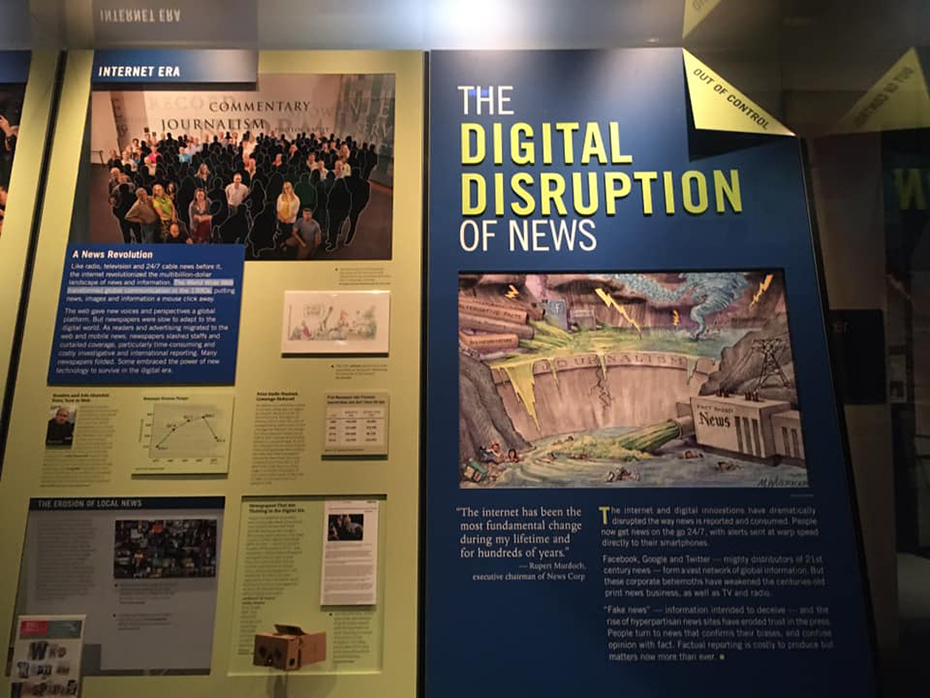 Ένας τοίχος διακοσμημένος με φωτογραφίες και λόγια που αφορούν τον τίτλο The digital disruption of news