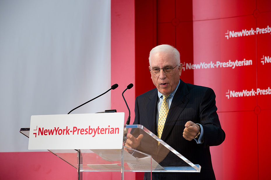 Ένας άνδρας εκφωνεί ομιλία στην εκδήλωση αφιέρωσης του New York-Presbyterian