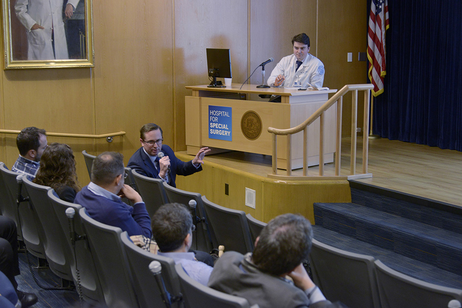 Το κοινό που κάθεται και οι παρουσιαστές στο βήμα μιλούν κατά τη διάρκεια του εκπαιδευτικού σεμιναρίου