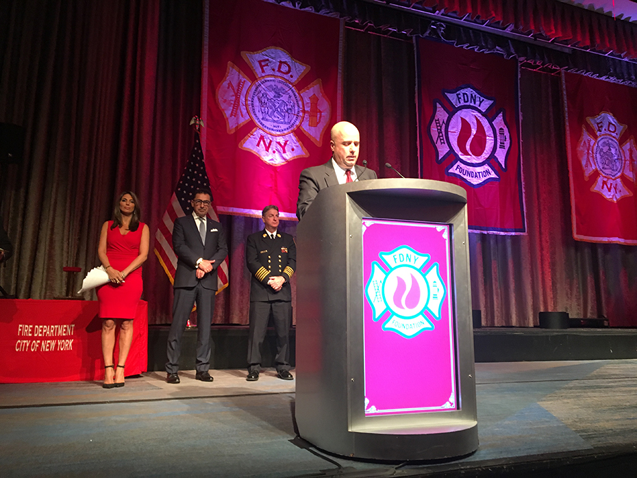 Ο Αντρέας Δρακόπουλος, Πρόεδρος του Ιδρύματος Σταύρος Νιάρχος, βγάζει λόγο στο βήμα του FDNY FOUNDATION