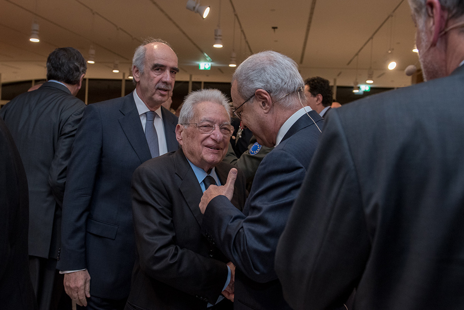 Ο κόσμος συζητά και ανταλλάσσει χειραψίες στην παρουσίαση του βιβλίου του πρέσβη Βασίλη Κασκαρέλη 