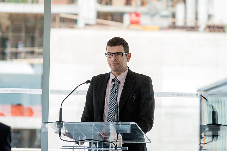 Ένας άνδρας κάνει μια ομιλία