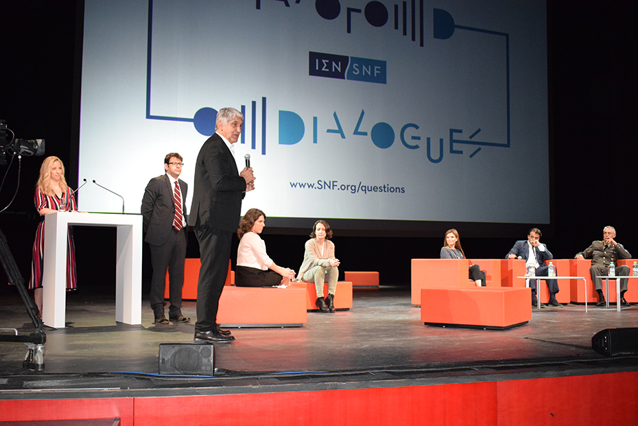 Οι συμμετέχοντες κάθονται στη σκηνή των Διαλόγων του Ιδρύματος Σταύρος Νιάρχος