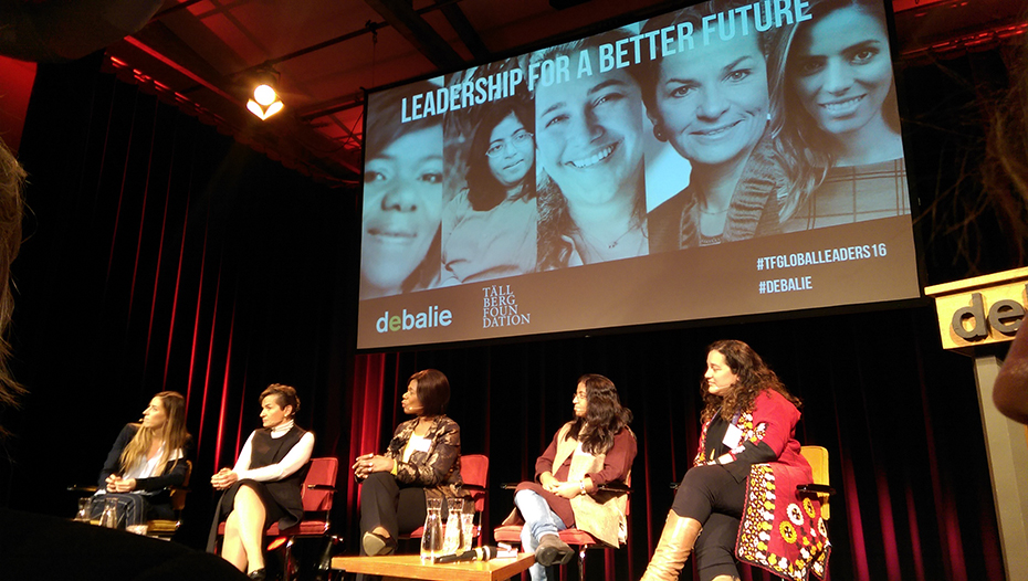 Πέντε γυναίκες κάθονται και μιλούν στη σκηνή στην εκδήλωση για το 2016 Tällberg Foundation Global Leadership Prize με μια οθόνη πίσω τους που γράφει 