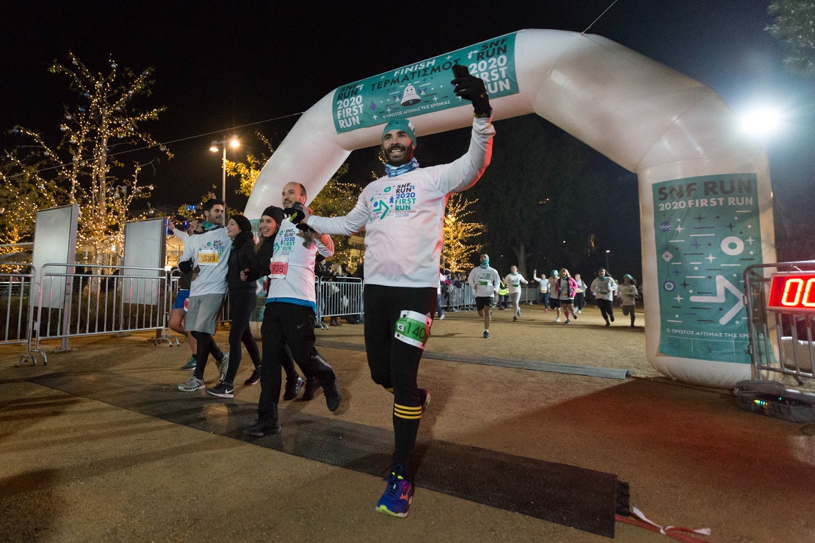 Μια ομάδα ανθρώπων πανηγυρίζει στον τερματισμό του αγώνα δρόμου 