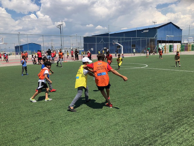 Μια ομάδα παιδιών παίζει έναν αγώνα ποδοσφαίρου 