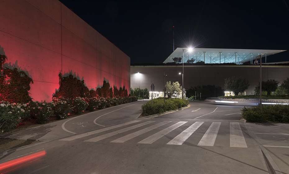 Φωτογραφία που δείχνει τις διαγραμμίσεις της διάβασης και του ποδηλατοδρομου στο οδόστρωμα 