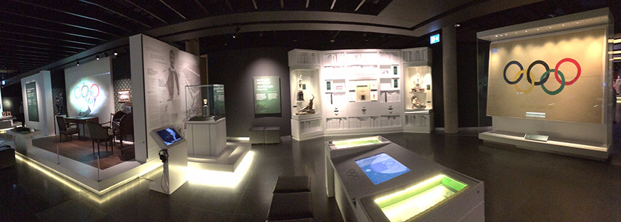 Πανοραμική άποψη του Ολυμπιακού Μουσείου, συμπεριλαμβανομένου του Κυπέλλου Σπύρου Λούη.