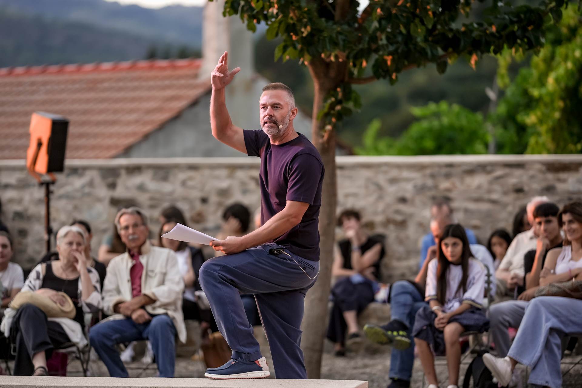 Ηθοποιός διαβάζει ιστορίες στη σκηνή.