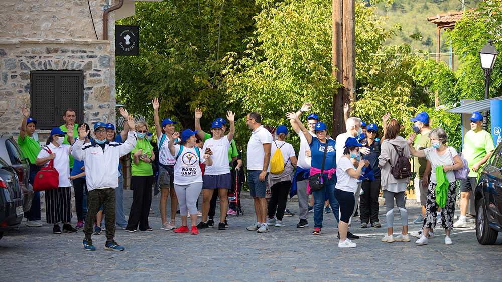 Οι αθλητές των Special Olympics Hellas και οι γονείς τους χαιρετούν την κάμερα