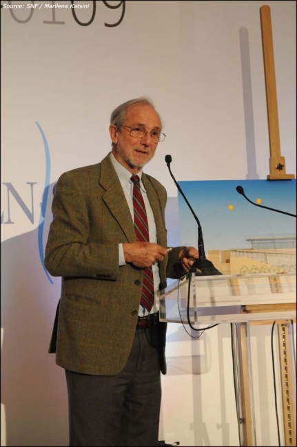 Κοντινή φωτογραφία που δείχνει έναν άντρα να μιλάει στο βήμα