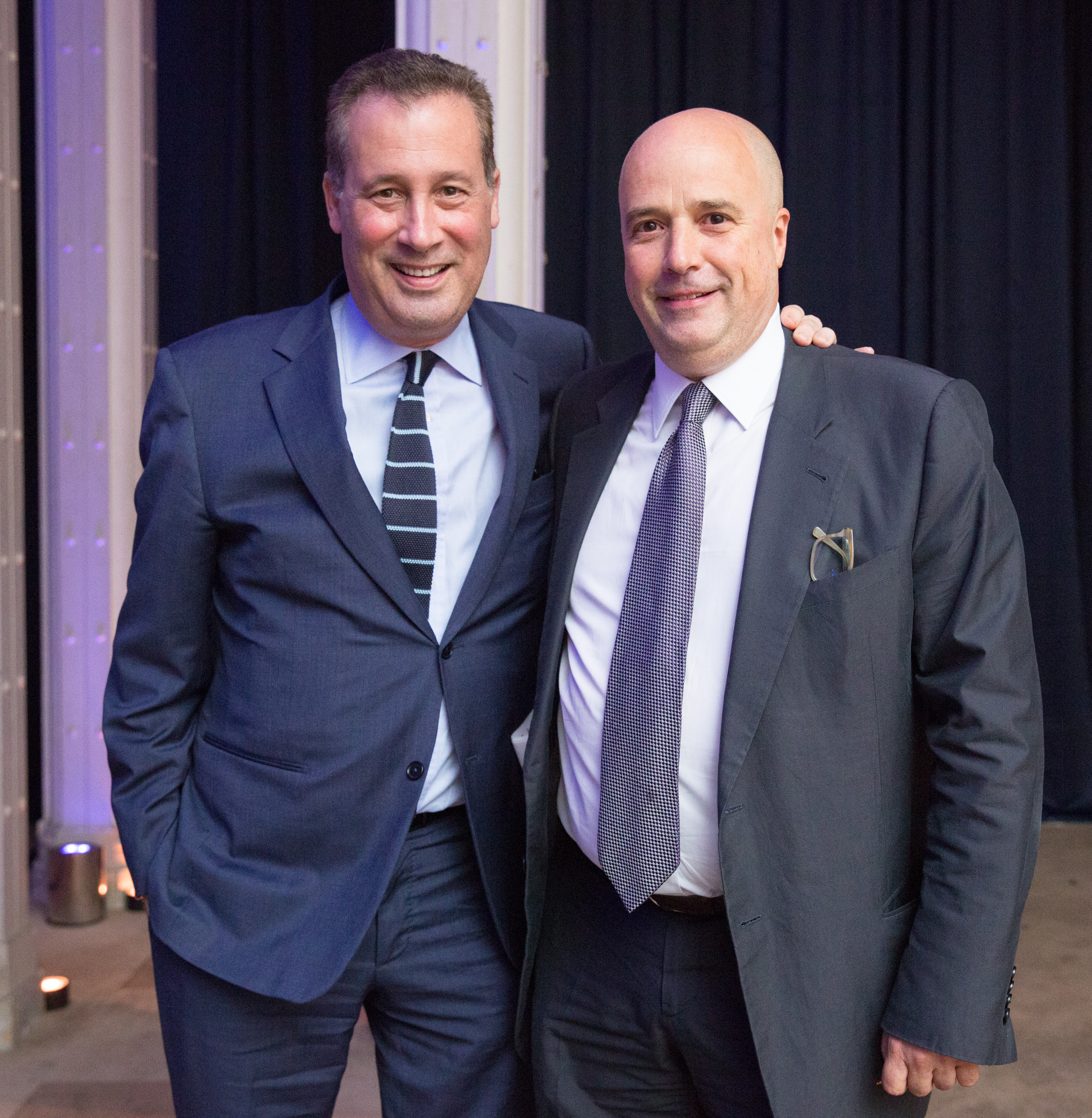 Ο Ανδρέας Δρακόπουλος, πρόεδρος του Ιδρύματος Σταύρος Νιάρχος, φωτογραφίζεται με μέλος της Δημόσιας Βιβλιοθήκης της Νέας Υόρκης