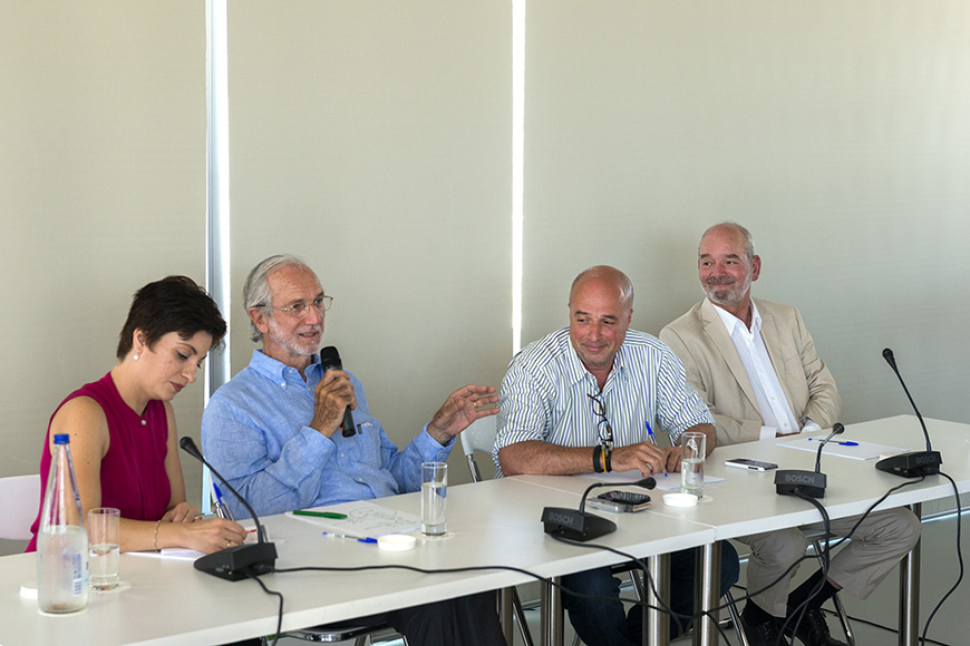 Ο Αντρέας Δρακόπουλος, Πρόεδρος του Ιδρύματος Σταύρος Νιάρχος, κάθεται με άλλους δυο άντρες και μια γυναίκα σε ένα τραπέζι και ο ένας άντρας μιλάει στο μικρόφωνο ενώ η γυναίκα σημειώνει 