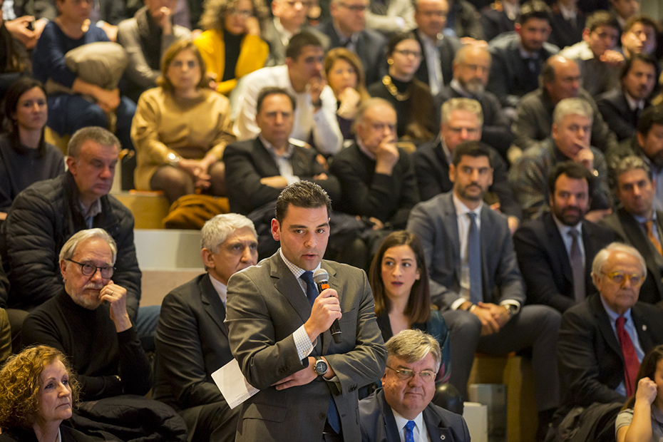 Ένας άντρας, μέλος του Ιδρύματος Σταύρος Νιάρχος, είναι όρθιος ανάμεσα στον κόσμο και θέτει τον προβληματισμό του κρατώντας ένα μικρόφωνο 