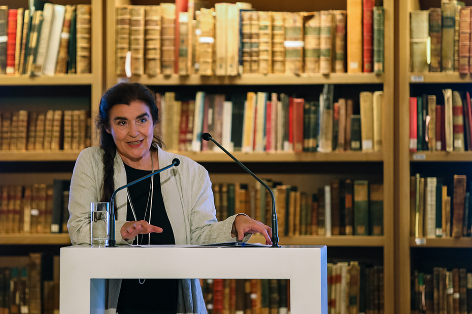 Μια γυναίκα μιλάει στο βήμα 