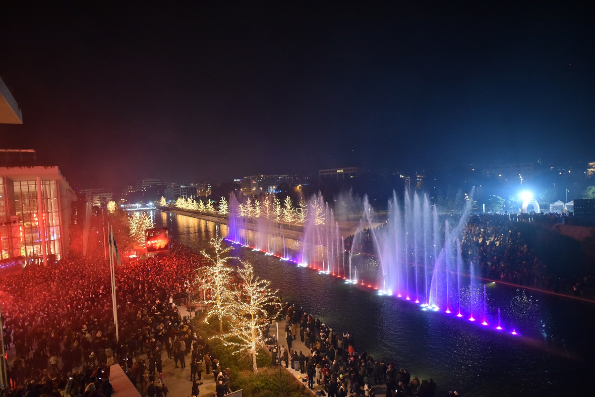 Φωτογραφία που δείχνει μια λίμνη στο κέντρο της οποίας το συντριβάνι κάνει ένα show  